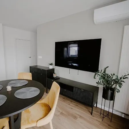 Targowa Luxury 3-bedroom - Free Parking Apartment *